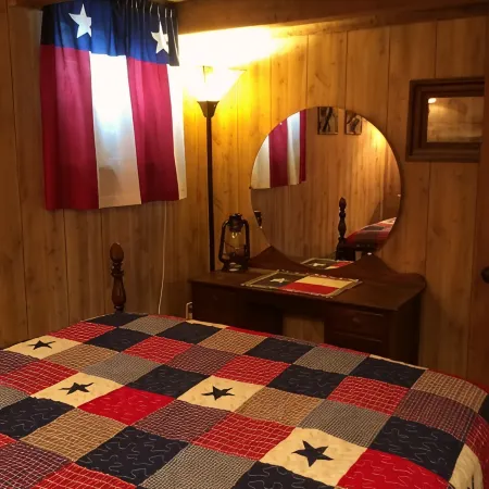 Private Cabin with hot tub. Nestled in the Woods just off Lake Limestone, Texas.
