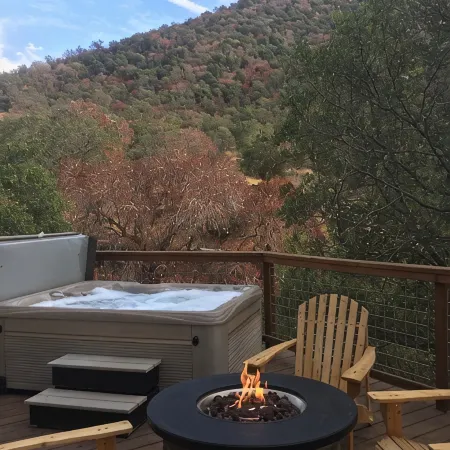 Little Bear Cottage Private,Luxury Getaway!SPA! FIRE PIT! 3 MLS FROM SNP