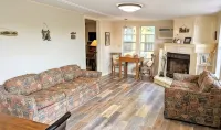 Cricket Hollow with Dock and private Lake Access Sleeps 6 - 4성급