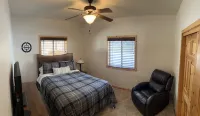 Stunning Cabin with Clubhouse on River! Wooded Retreat with Kayaks! Pickleball! - Feriehus