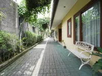 Urbanview Hotel Syariah Griya Asri Patran near Tugu Station - Wifi