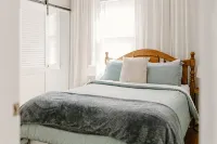 Coastal 3-BR Lower Near Lake MI and Downtown Sheboygan - บังกะโล