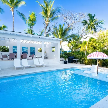 Pink Palms at Cable Beach - 4 Bedroom - 1 Minute to Beach