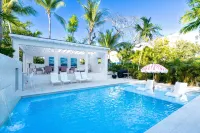 Pink Palms at Cable Beach - 4 Bedroom - 1 Minute to Beach - สระว่ายน้ำส่วนตัว