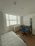 Jí Sùn Stays - Guest House with Private Ensuite Rooms and Free Parking in Liverpool - parkir