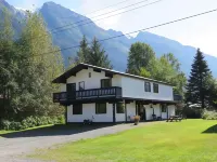 Bear Valley Guesthouse - parking