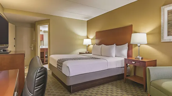 La Quinta Inn & Suites by Wyndham Cleveland Airport West