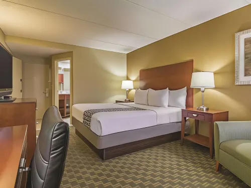 La Quinta Inn & Suites by Wyndham Cleveland Airport West Các khách sạn ở North Olmsted