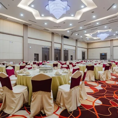 Raia Hotel & Convention Centre Alor Setar Отели рядом с достопримечательностью «Башня «Менара Алор-Сетар»»