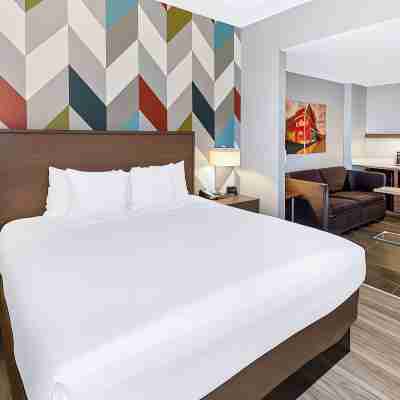 La Quinta Inn & Suites by Wyndham Tulsa Downtown/Route 66 Rooms