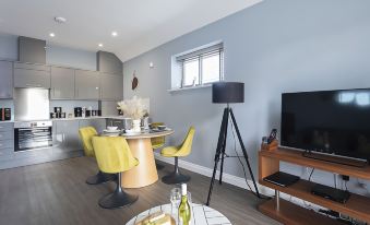 Elliot Oliver - Luxurious Two Bedroom Apartment in the Docks