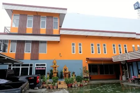 Banpong Center Place Отели рядом с достопримечательностью «Khao Takong Park Bureau of Monks»