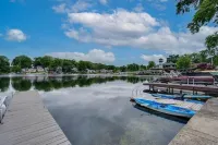 Portage Lakes Escape - 5 Bedroom Lakefront Home Hotels in Coventry Township