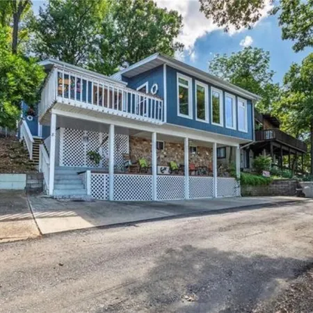 Charming! Cozy Lakefront Home with Fantastic Views, Close to Bagnell DAM