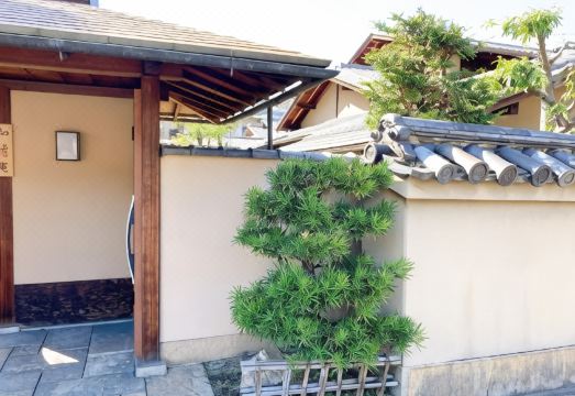 교토 료칸 기온 사노의 따뜻하고 전통적인 객실 내부