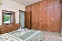Family Villa Short Walk to Coral Bay Strip (5 Min) and Pub, Shops Etc Agios Georgios Museum 주변 호텔