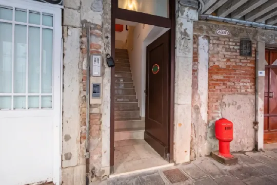 Hotel Al Sotoportego Отели рядом с достопримечательностью «Церковь Святых Апостолов»