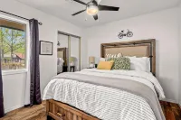 Chic Getaway with Spacious Living and BBQ Area - Elegant Sanctuary Hotels in Bella Vista