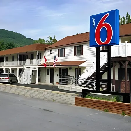 Howard Johnson by Wyndham Lake George Отели рядом с достопримечательностью «Форт Уильям Генри»