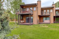 Ample Space and Modern Amenities - Charming Family Retreat Hotel a Granby