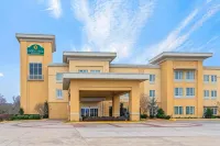La Quinta Inn & Suites by Wyndham Muskogee Hotels near Lakeland Shopping Center