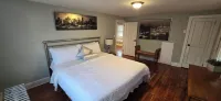 Cozy 2-bedroom apartment in Wilmington with AC , WiFi and Private Parking. โรงแรมใน