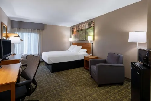 Days Inn & Suites by Wyndham Madison Hotels in Monona