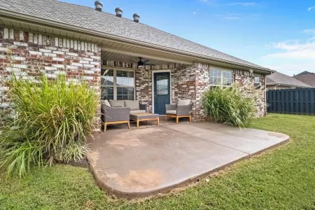 Greenway Getaway: Central to NWA & on the Razorback Greenway