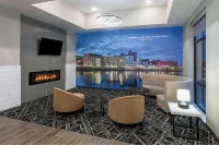 La Quinta Inn & Suites by Wyndham Coralville Iowa City Отели в г. Johnson County