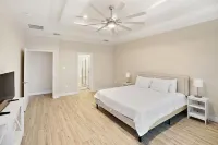 Luxury 4BR South CC! 15 Min to Beach, Fast WiFi, 6 Beds & Fireplace! - 按摩浴池