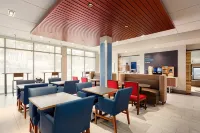 Holiday Inn Express & Suites Hayward - Mission Foothills فنادق في هايوارد