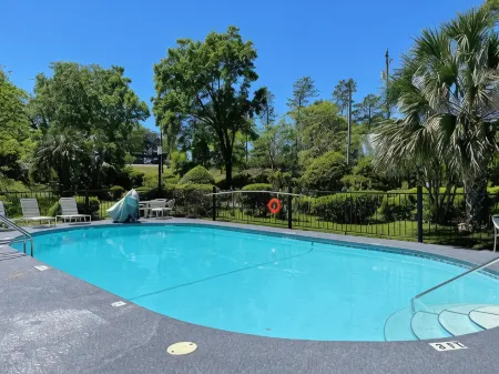 Best Western Tallahassee-Downtown Inn  Suites Отели рядом с достопримечательностью «Capital Field»