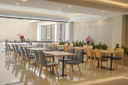 Front One Premier King Hotel