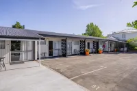 Amble Inn Motel - parking