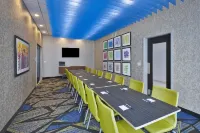 Holiday Inn Express & Suites Auburn Hills South Hotels in Pontiac