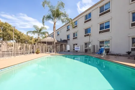 Holiday Inn Express & Suites Tulare Отели рядом с достопримечательностью «Rite Aid»