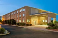 Super 8 by Wyndham Gurnee Hotels near Revolution