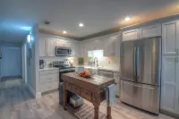 Luxury condo, DISCOUNTED RATES…steps to Lake, sleeps 10, near Yacht Club!