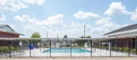 Econo Lodge - Pools