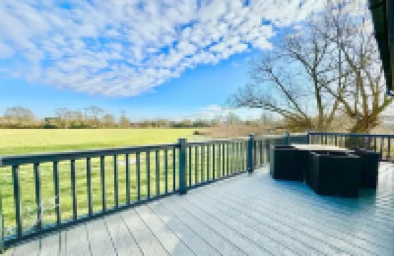 Lodge with stunning countryside views - meters from the banks of the River Avon.