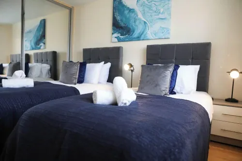 Spacious home | 3 Bedrooms + 3 bathrooms dedicated office & parking close to M4