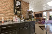 Rodeway Inn Branson, Brick House - Wifi