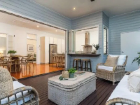 Luxury Queensland Awaits! Sleeps 8, 3 car parks Hotels in Annerley