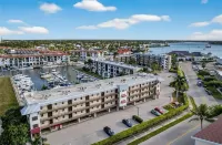 Beautiful Relaxing, Waterside Views! Walking Distance, Elevator,Garage, Pool&Spa