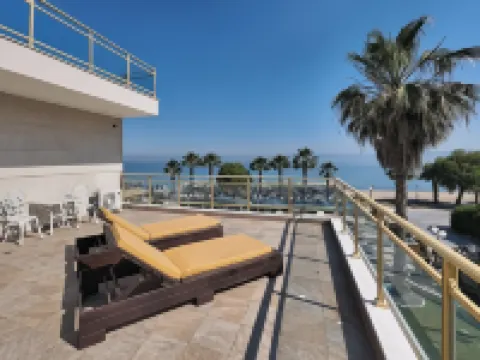 Santa Beach Hotel