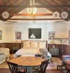 Historic Cedar Mansion Bungalows Barn - 1 Block from Sonoma Square