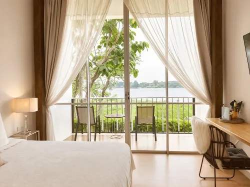 White Wall Riverfront Hotel