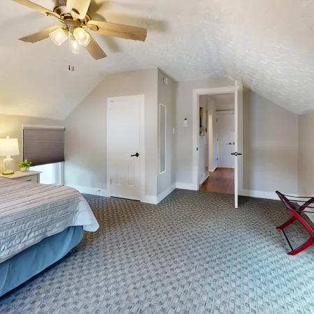 Recovery Loft 1-bedroom apartment in Mansfield with WiFi, AC, Full Kitchen Отели в г. Мансфилд