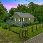 Cozy riverside cabin, hottub, fire-pit, fishing, tubing, relaxing