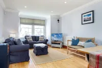 Superior, central 3-bedroom apartment with parking in charming St Andrews - Apartments
